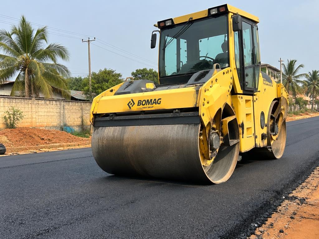 Photograph of a vibratory road roller used for compacting road sub-base and asphalt